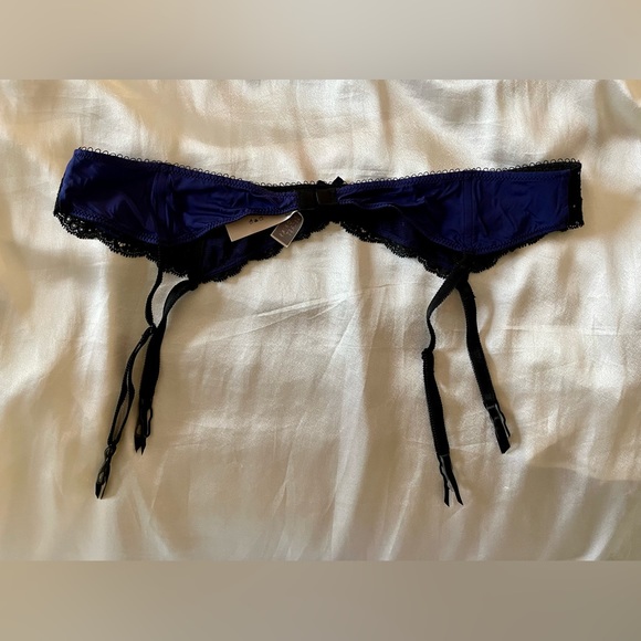 Victoria’s Secret Garter belt color: navy with stones size: M/L new w/o tags - Picture 4 of 4